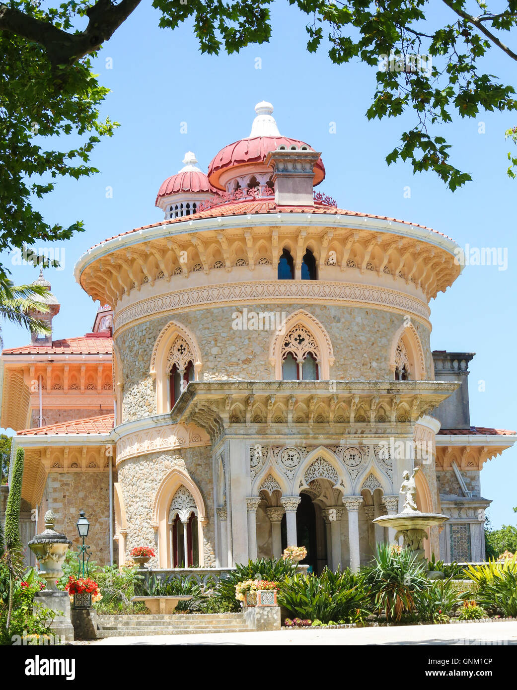 L Arabesco Monserrate Palace sulla cima di una collina vicino alla città di Sintra, Lisbona, Portogallo Foto Stock