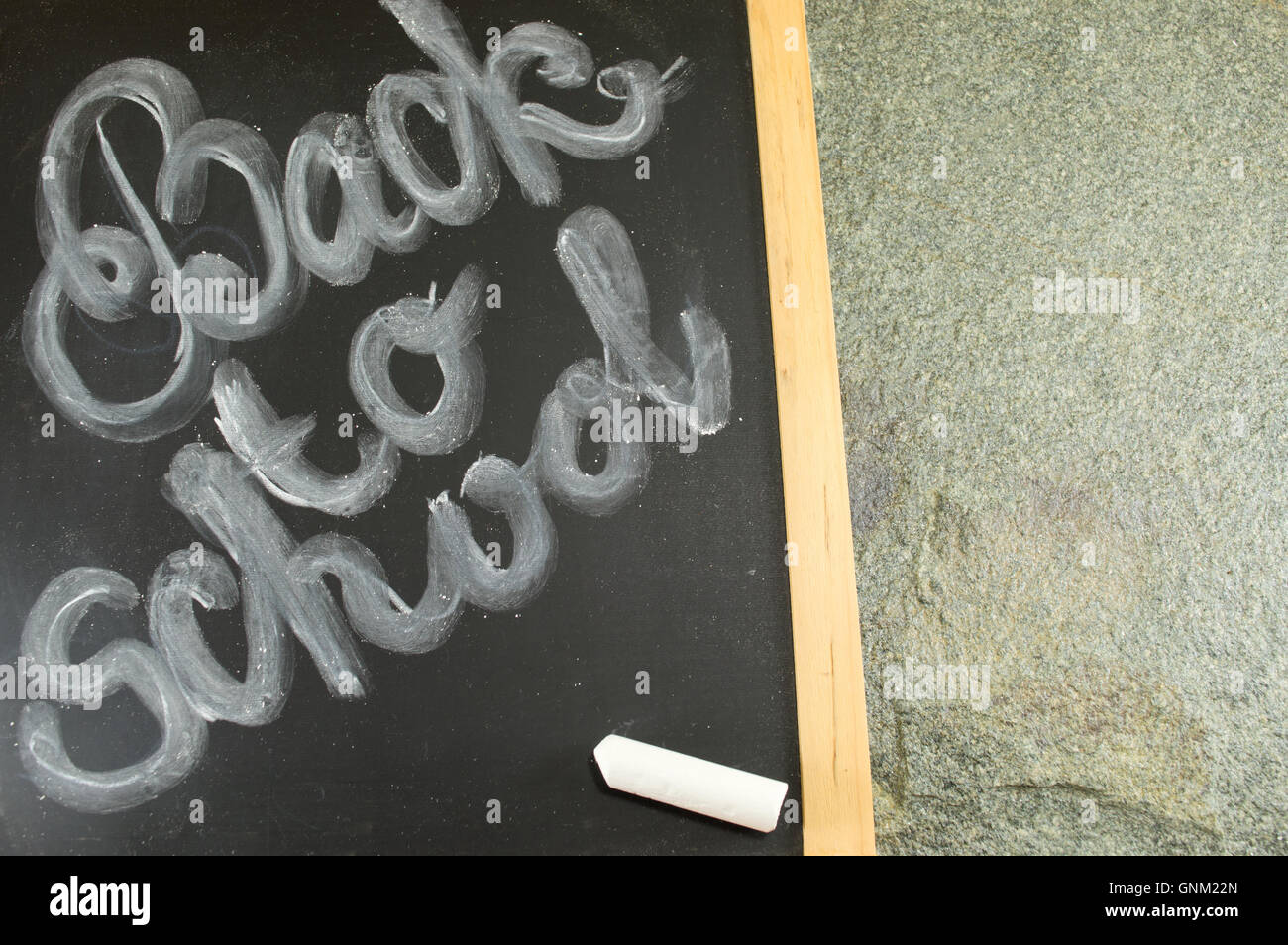 Si torna a scuola scritto su una lavagna Foto Stock