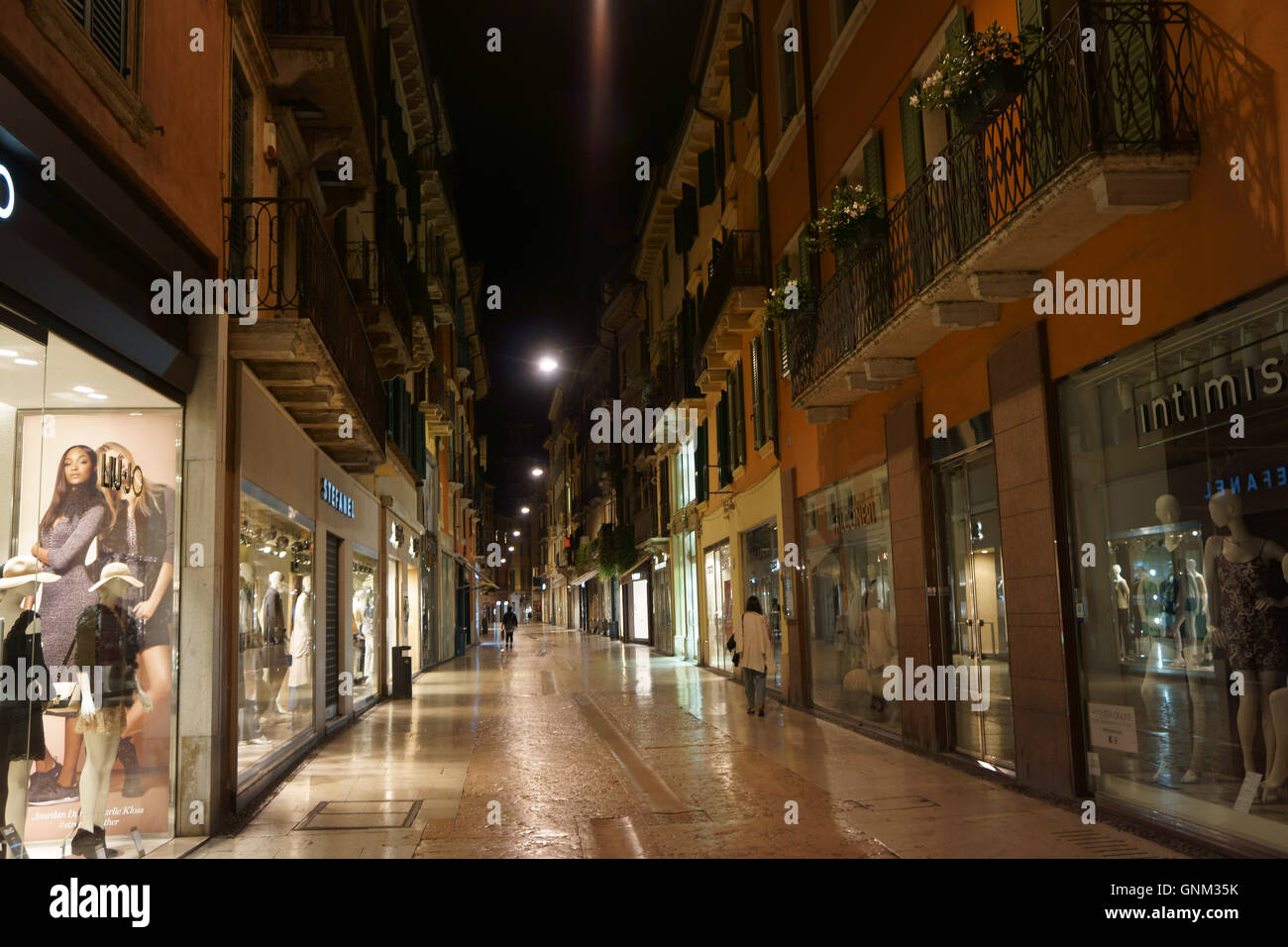 Manzini via dello shopping in centro storico a Verona di notte, Italia Foto Stock