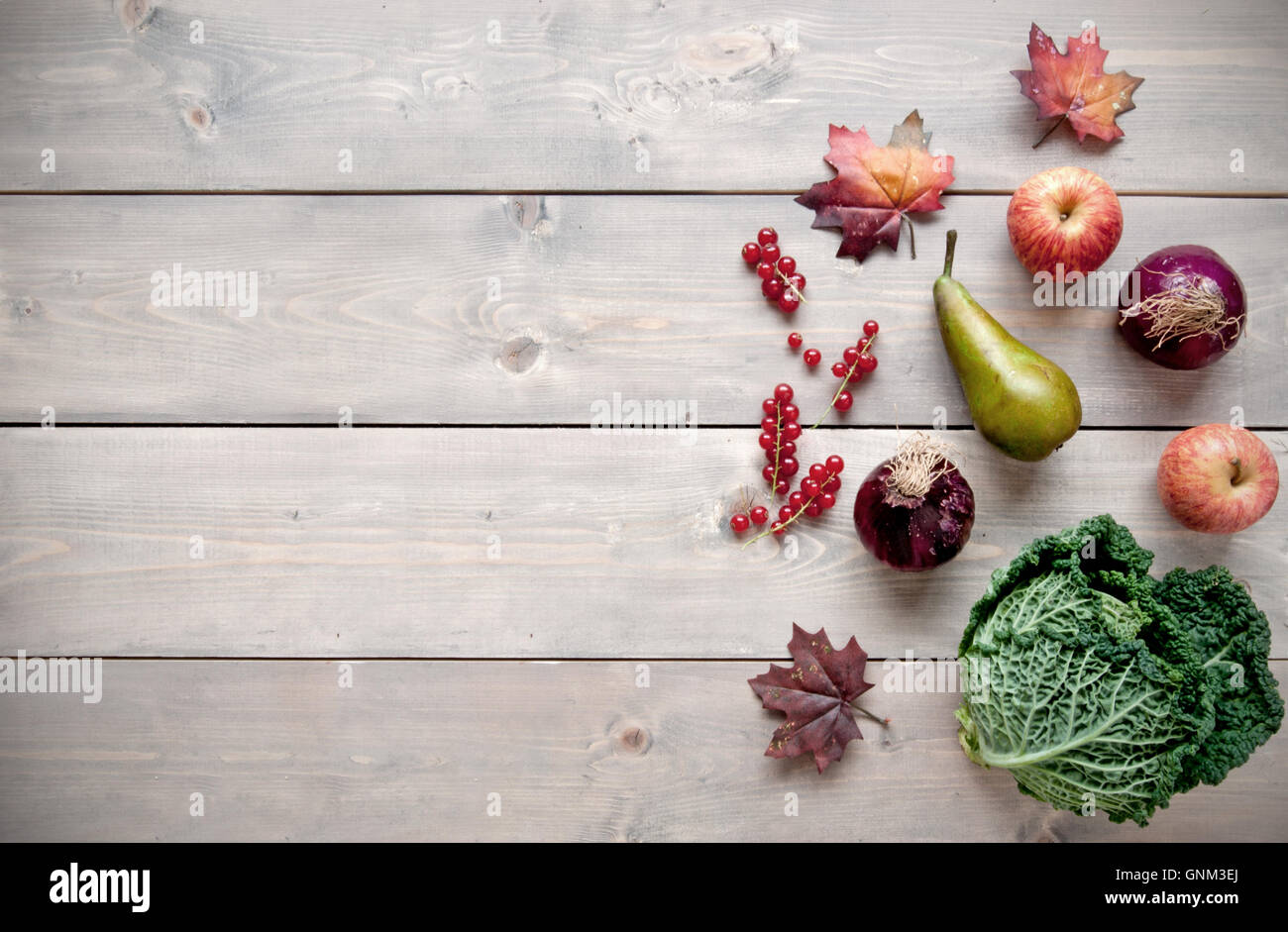 Selezione di autunno naturale di produrre su un sfondo di legno con uno spazio Foto Stock