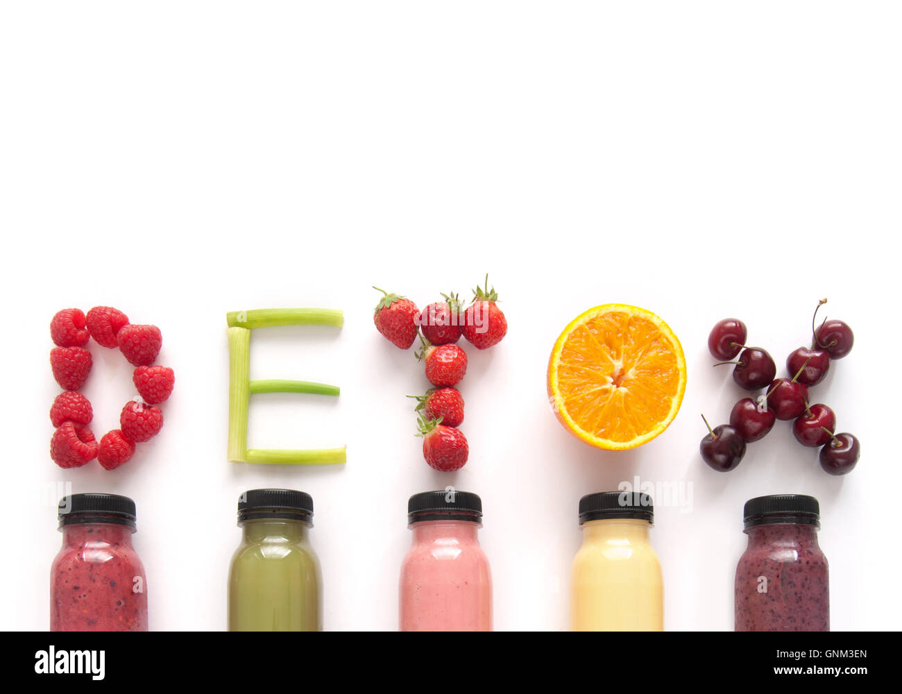 Detox parola fatta con frutti da un assortimento di dolci alla frutta su uno sfondo bianco Foto Stock
