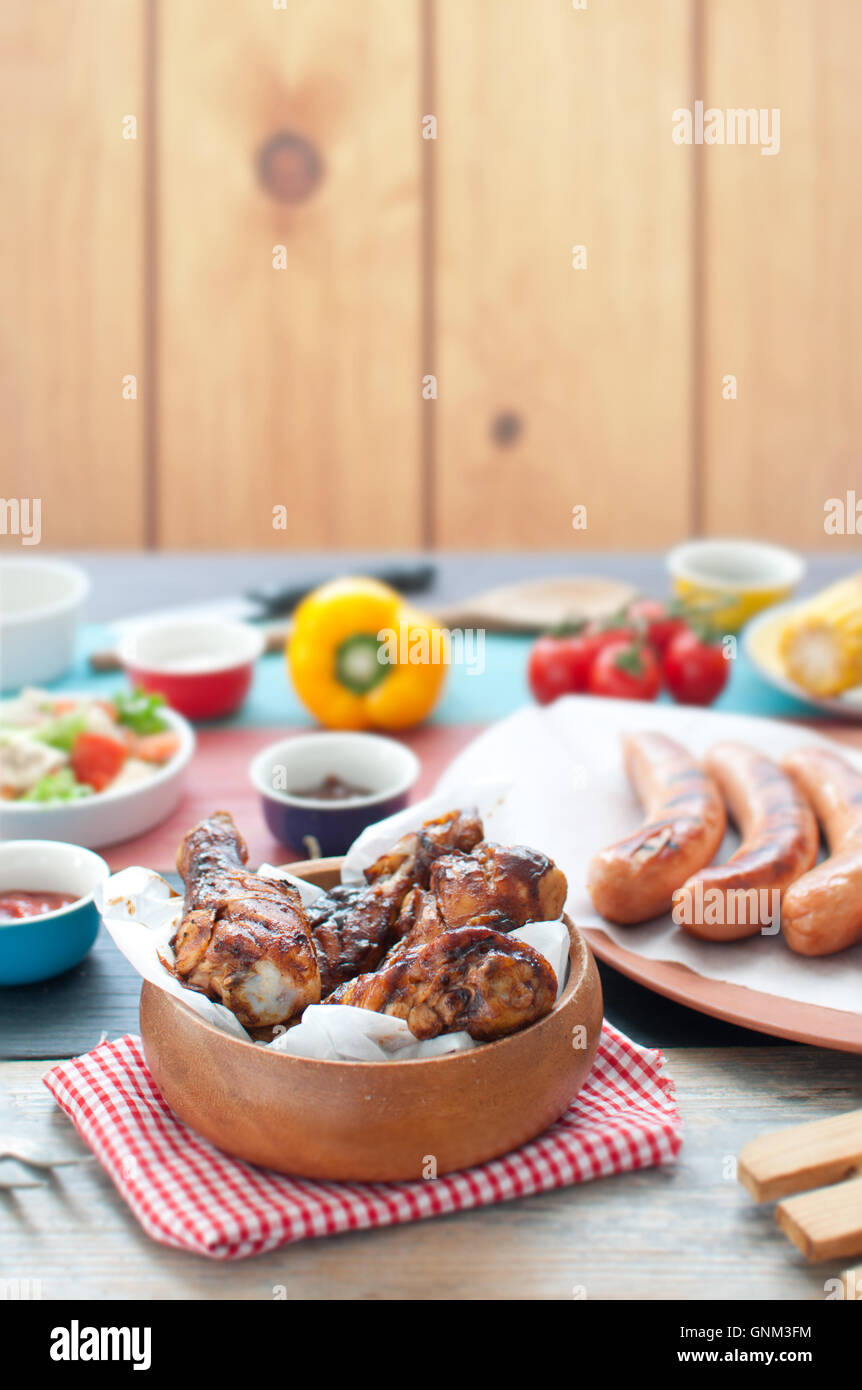 Selezione di grigliate di carne alla brace tra cui il pollo e le salsicce con insalata Foto Stock