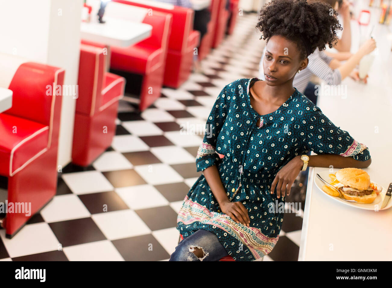 Giovane africano donna americana nel diner Foto Stock