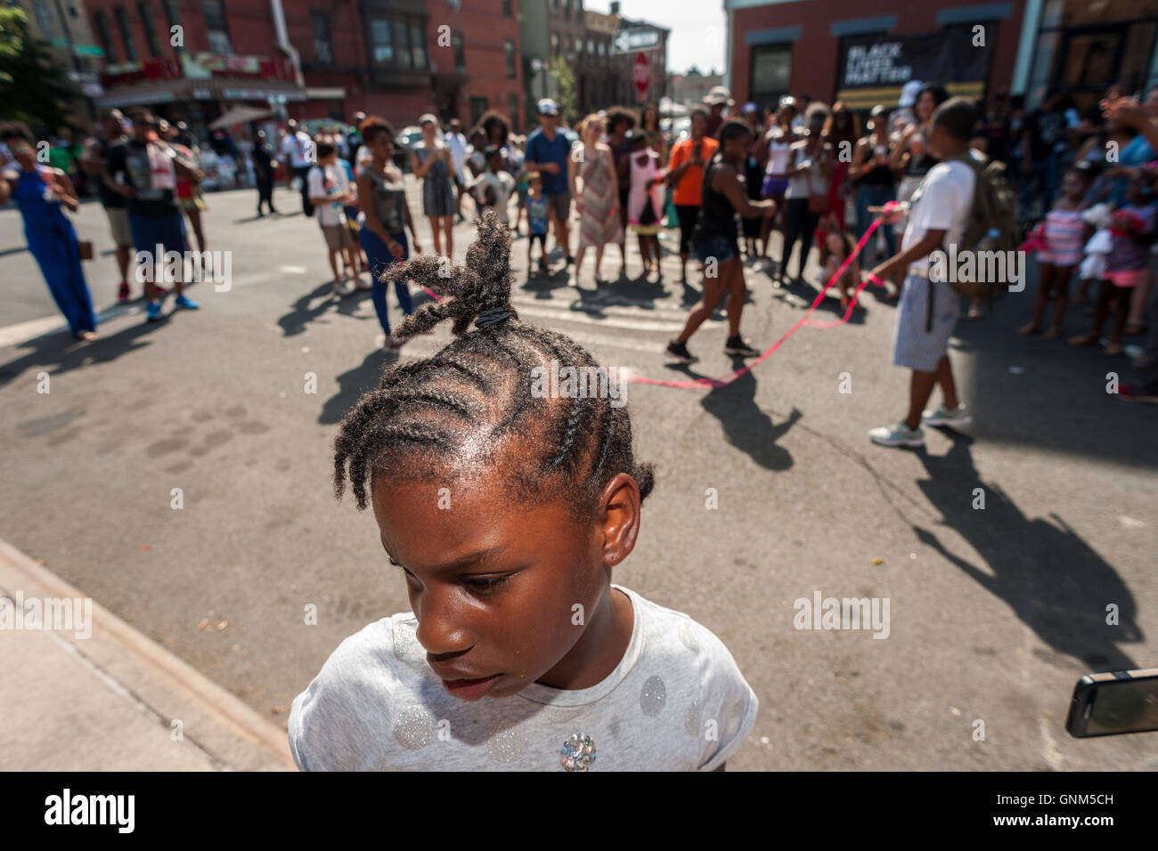 Ragazza afro-americana con cornrows ad una fiera di strada in Bedford-Stuyvesant quartiere di Brooklyn a New York Sabato, Agosto 27, 2016. (© Richard B. Levine) Foto Stock