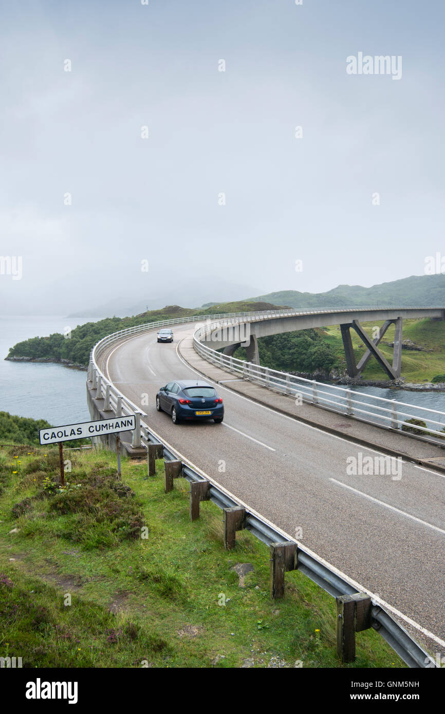 Il traffico sul ponte Kylesku attraverso il Loch un Chairn Bhain in Sutherland, Scozia, parte della costa Nord 500 scenic drive Foto Stock