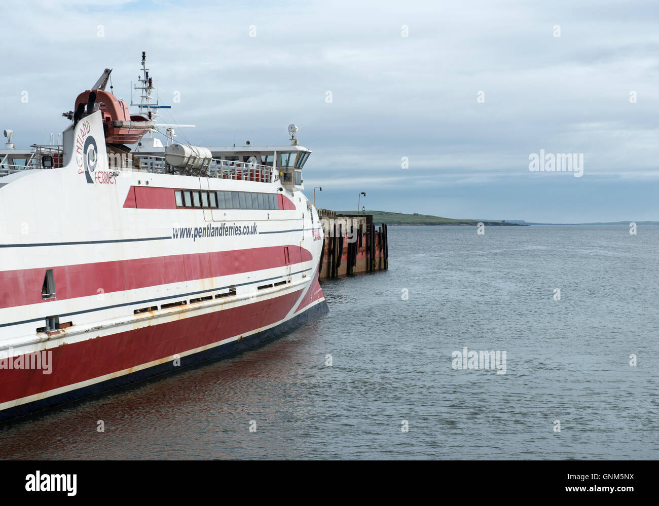 Pentland Ferries barca a St Margaret porta di speranza sulle isole di Orkney preparando per partire per le branchie Bay sulla terraferma scozzese Foto Stock