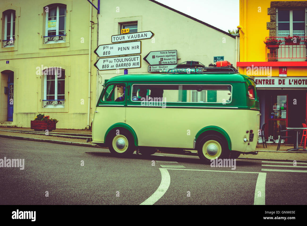 Touring in Bretagna con un vecchio bus VW, Finisterre, Francia Foto Stock