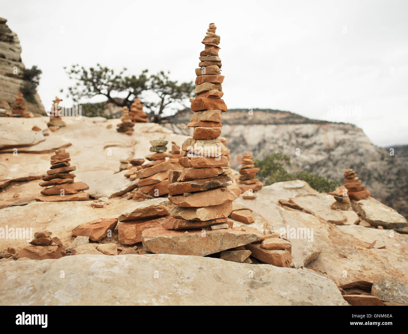 Pile di rocce contrassegnare il percorso per i Sentieri nel Parco Nazionale di Zion e altre escursioni nel sud dello Utah Foto Stock