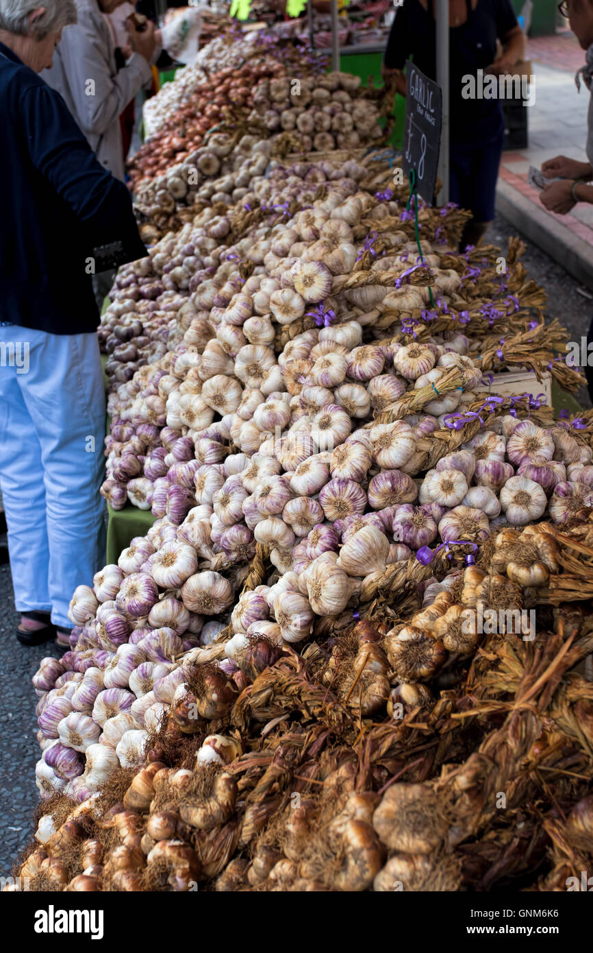 Stringhe di aglio steso su un mercato francese in stallo Foto Stock