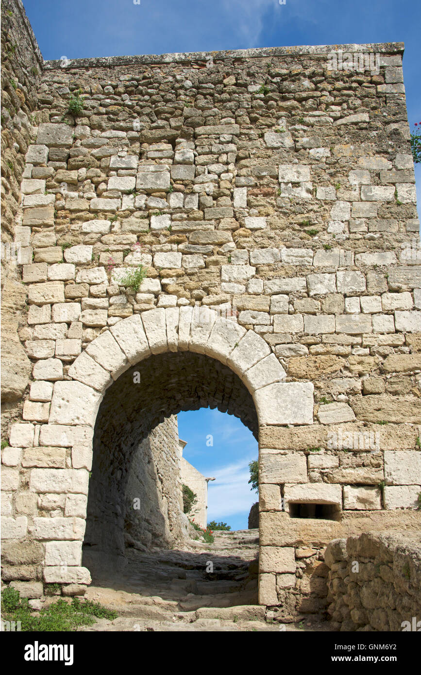 Ingresso e antichi bastioni hilltop village di Menerbes Luberon Provence Francia Foto Stock