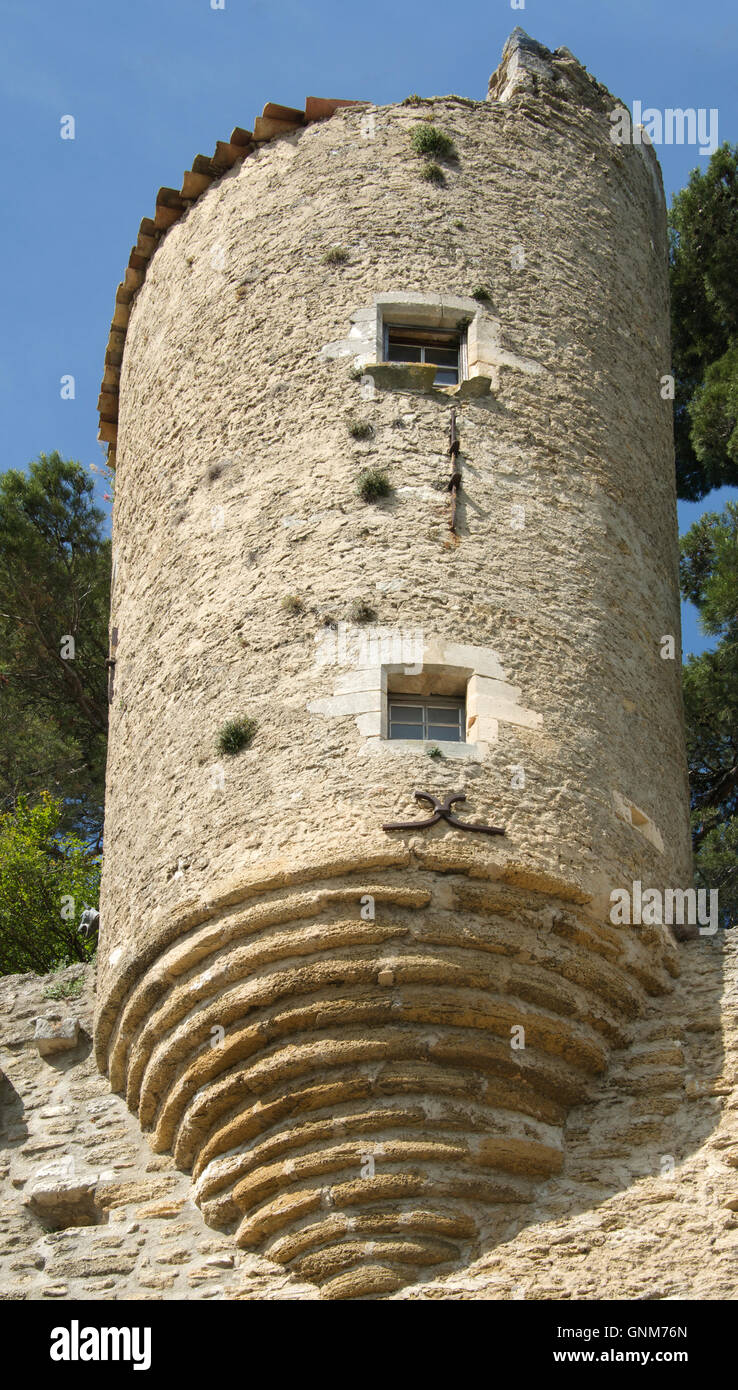 Ristrutturato torre rotonda parte degli antichi bastioni hilltop village di Menerbes Luberon Provence Francia Foto Stock