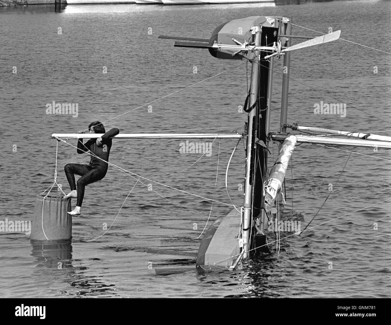 AJAX NEWS FOTO. 1976. PLYMOUTH in Inghilterra. - OSTAR RACE - Auto sistema di raddrizzamento! - La voce italiana Ambrogio Fogar, skipper di spirito di sorpresa, dimostra il suo catamarano di autoalimentazione del sistema di raddrizzamento PER GLI ORGANIZZATORI DI GARA IN MILBAY DOCKS prima dell inizio della gara. Foto:JONATHAN EASTLAND/AJAX REF:BW2760506 2 Foto Stock