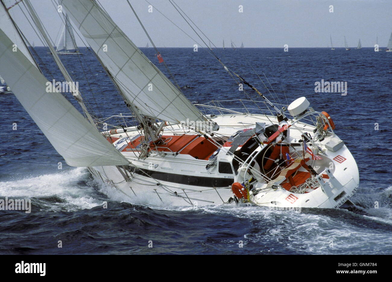 AJAX NEWS FOTO. 8 Giugno, 1986. PLYMOUTH,Inghilterra. - 2 stelle TRANSAT - GUY BERNADIN e equipaggio STEVE CALLAHAN OFF PER UN BUON INIZIO NEL LORO 60FT YACHT BISCOTTI LU, uno dei cinque voci AMERICANE IN GARA A NEWPORT R.I. Foto:JONATHAN EASTLAND/AJAX REF:YA/biscotti LU/2 STAR 86_21207_3_32 Foto Stock