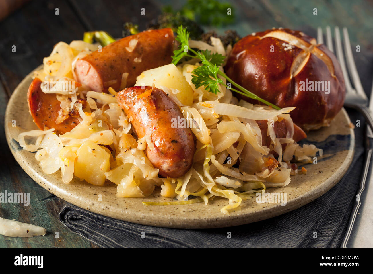 In casa il tedesco salsiccia e crauti con un Pretzel Roll Foto Stock