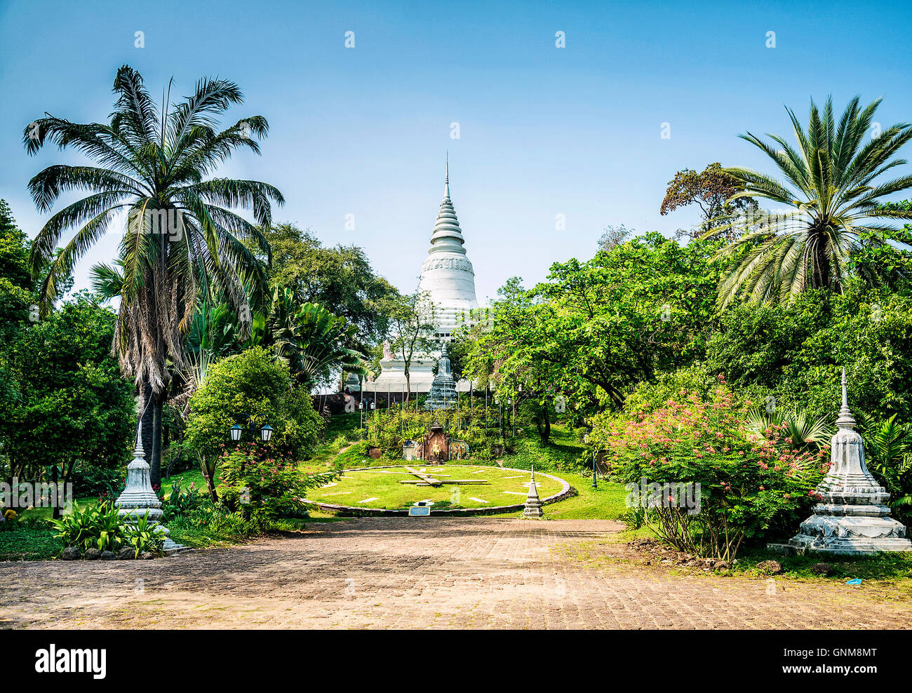 Famoso Wat Phnom tempio punto di riferimento nel centro di Phnom Penh Cambogia città Foto Stock