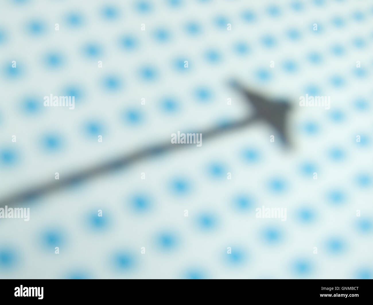 Blured freccia nera sul disegno di sfondo puntinato Foto Stock