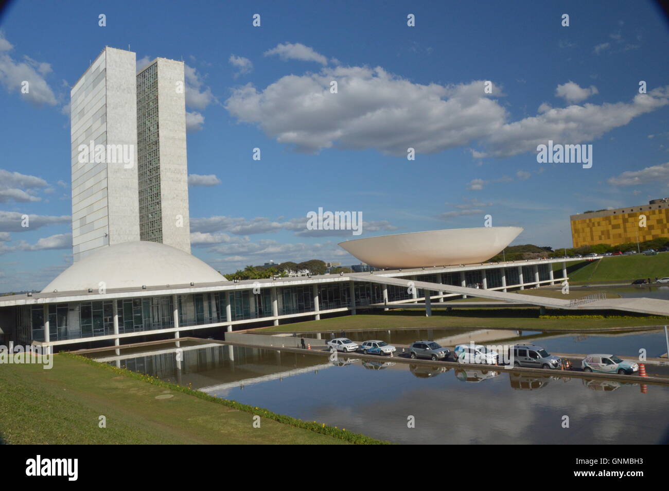 Brasilia plaza dei tre poteri della camera di vice e Senato capitale del Brasile edifici proiettata dall'architetto Oscar Niemeyer Foto Stock