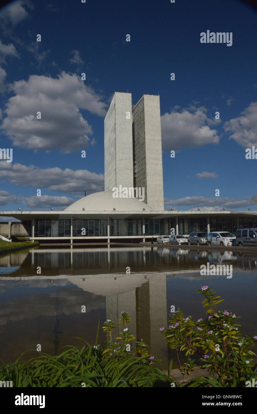 Brasilia plaza dei tre poteri della camera di vice e Senato capitale del Brasile edifici proiettata dall'architetto Oscar Niemeyer Foto Stock