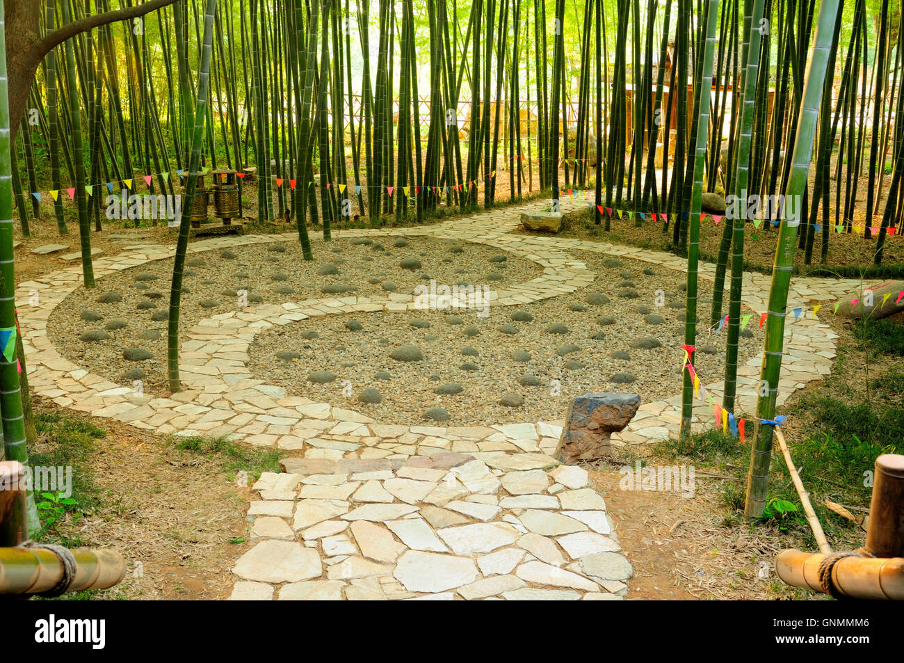 Un taoista di Ying e Yang passerella simbolo all'interno di un bosco di bambù in Wuxi cina tre regni attrazione nella provincia di Jiangsu. Foto Stock