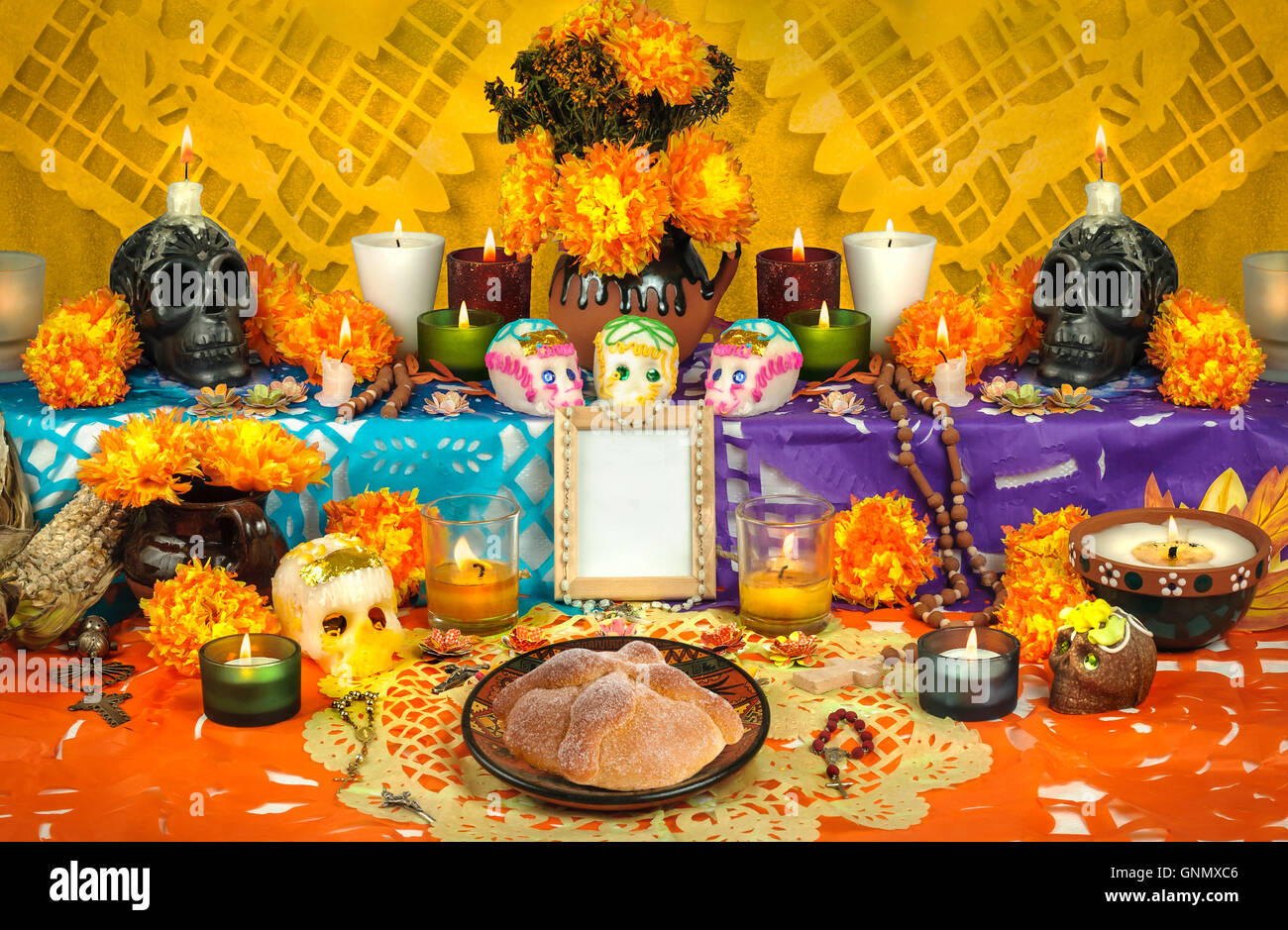 Tradizionale messicano il giorno dei morti altare con zucchero di teschi e candele Foto Stock