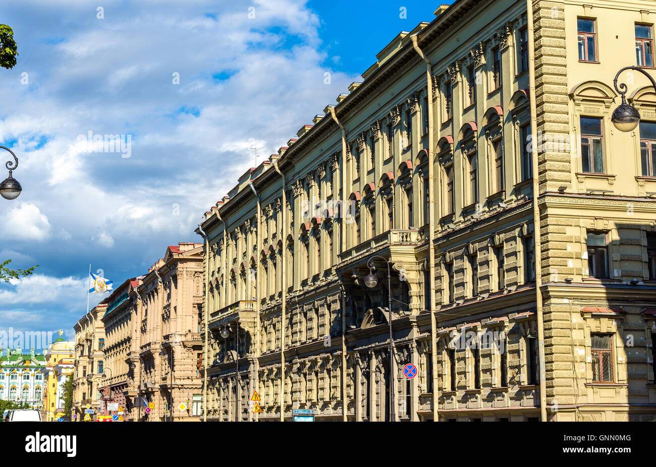 Edifici sull'Admiralty terrapieno a San Pietroburgo, Russi Foto Stock