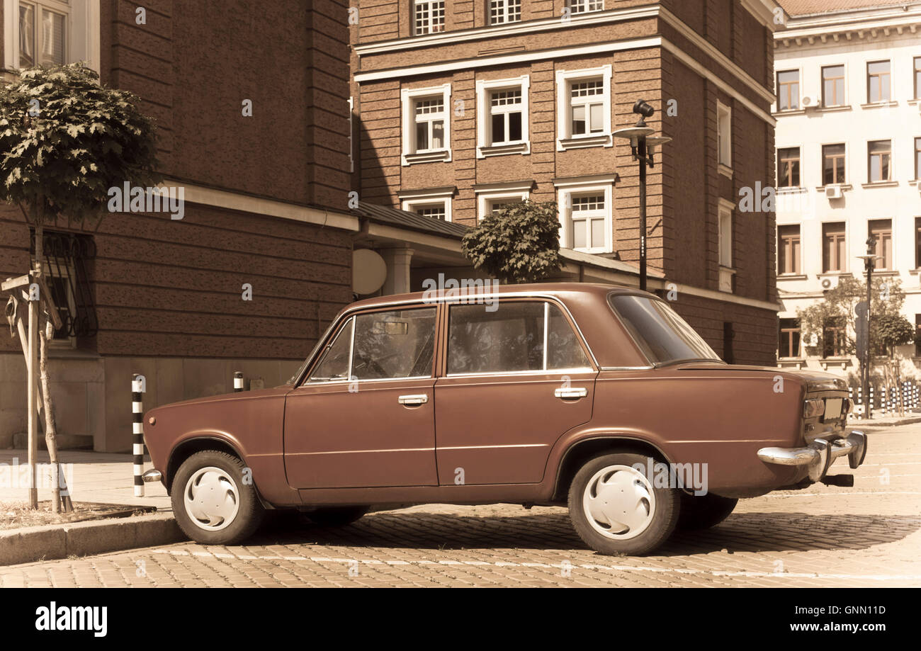 Un retrò colorato elaborati monocromatiche foto di una vecchia vettura russa nel centro di Sofia, Bulgaria, Europa orientale. Foto Stock