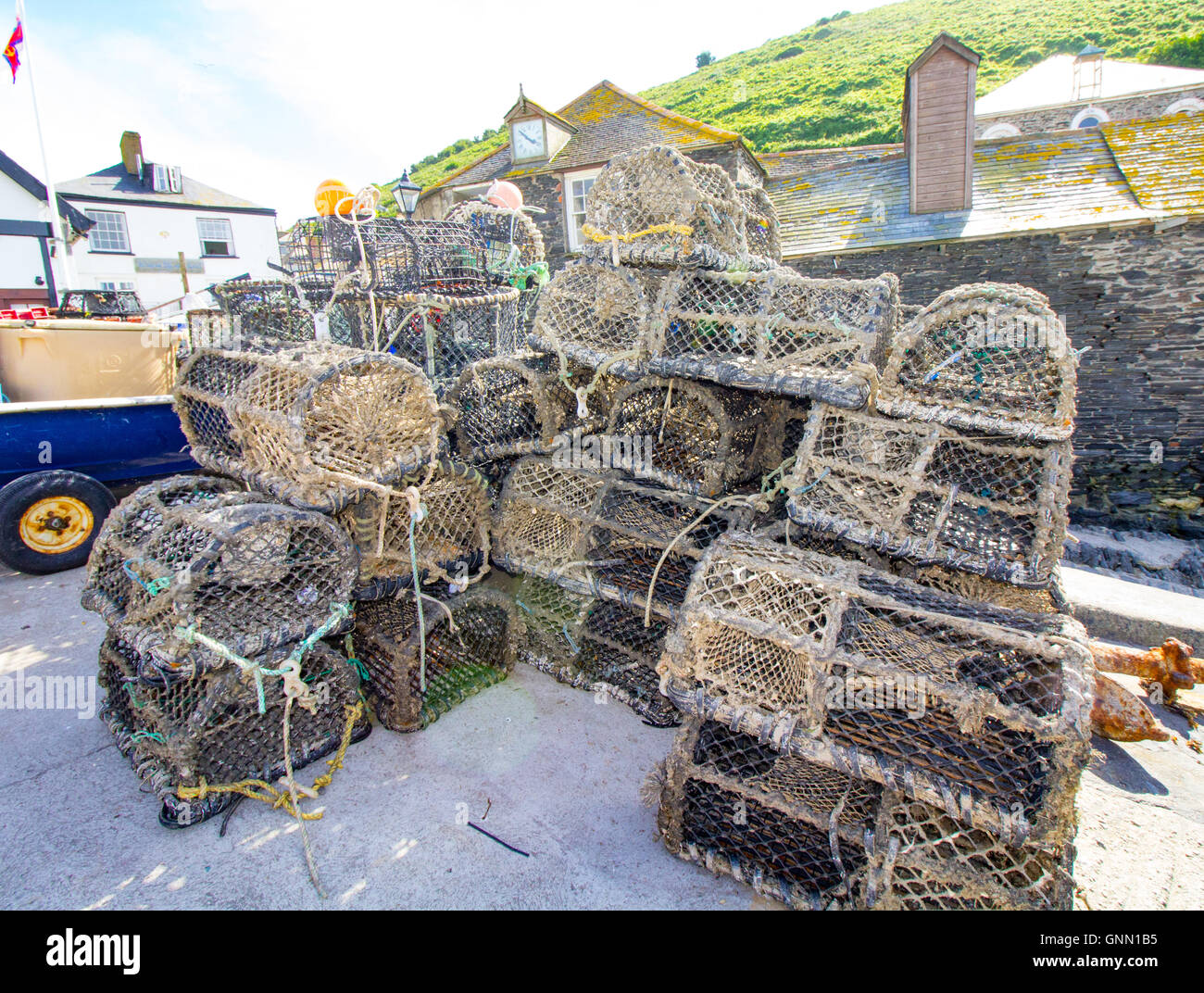 Le gabbie utilizzate per la pesca del granchio nella foto a Port Isaac, Cornwall, Regno Unito Foto Stock