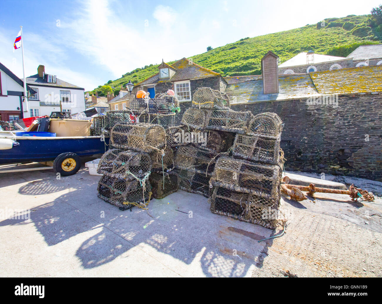 Le gabbie utilizzate per la pesca del granchio nella foto a Port Isaac, Cornwall, Regno Unito Foto Stock