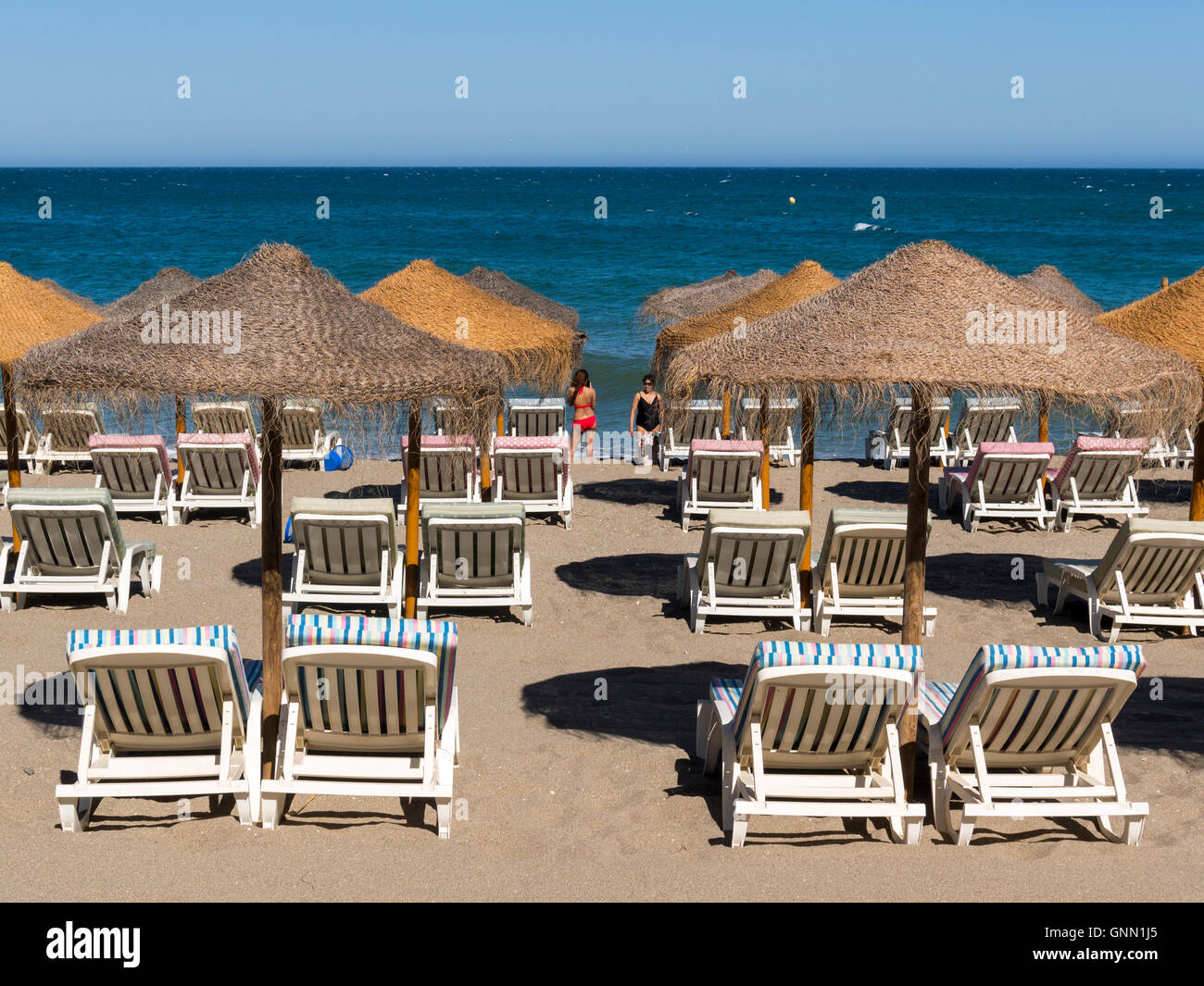 Ombrelloni di paglia e amaca, spiaggia, Fuengirola. Provincia di Malaga Costa del Sol. Andalusia southern, Spagna Europa Foto Stock