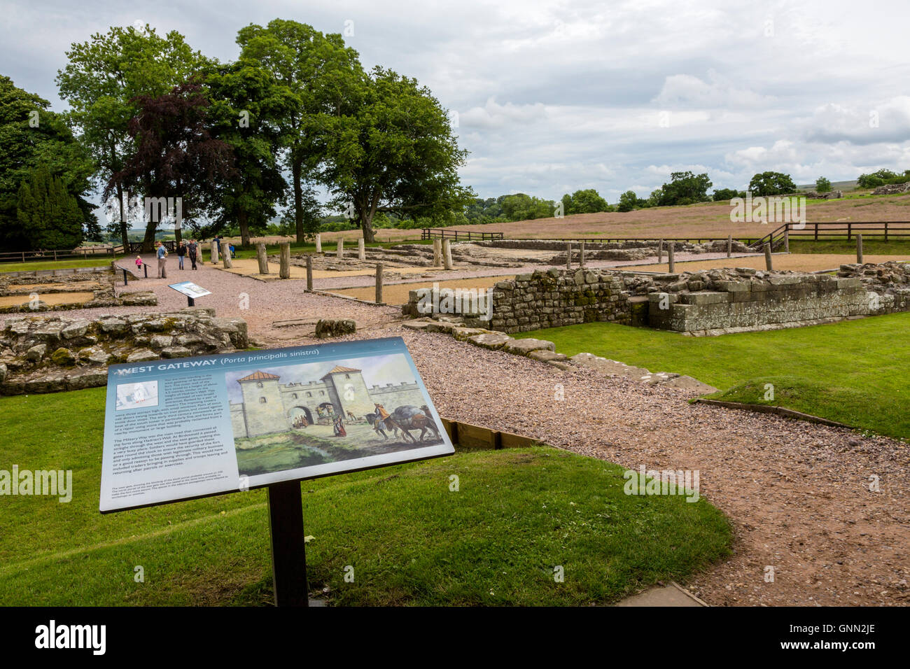 Cumbria, Inghilterra, Regno Unito. Birdoswald Fort, segno in Western Gateway al Fort. Foto Stock