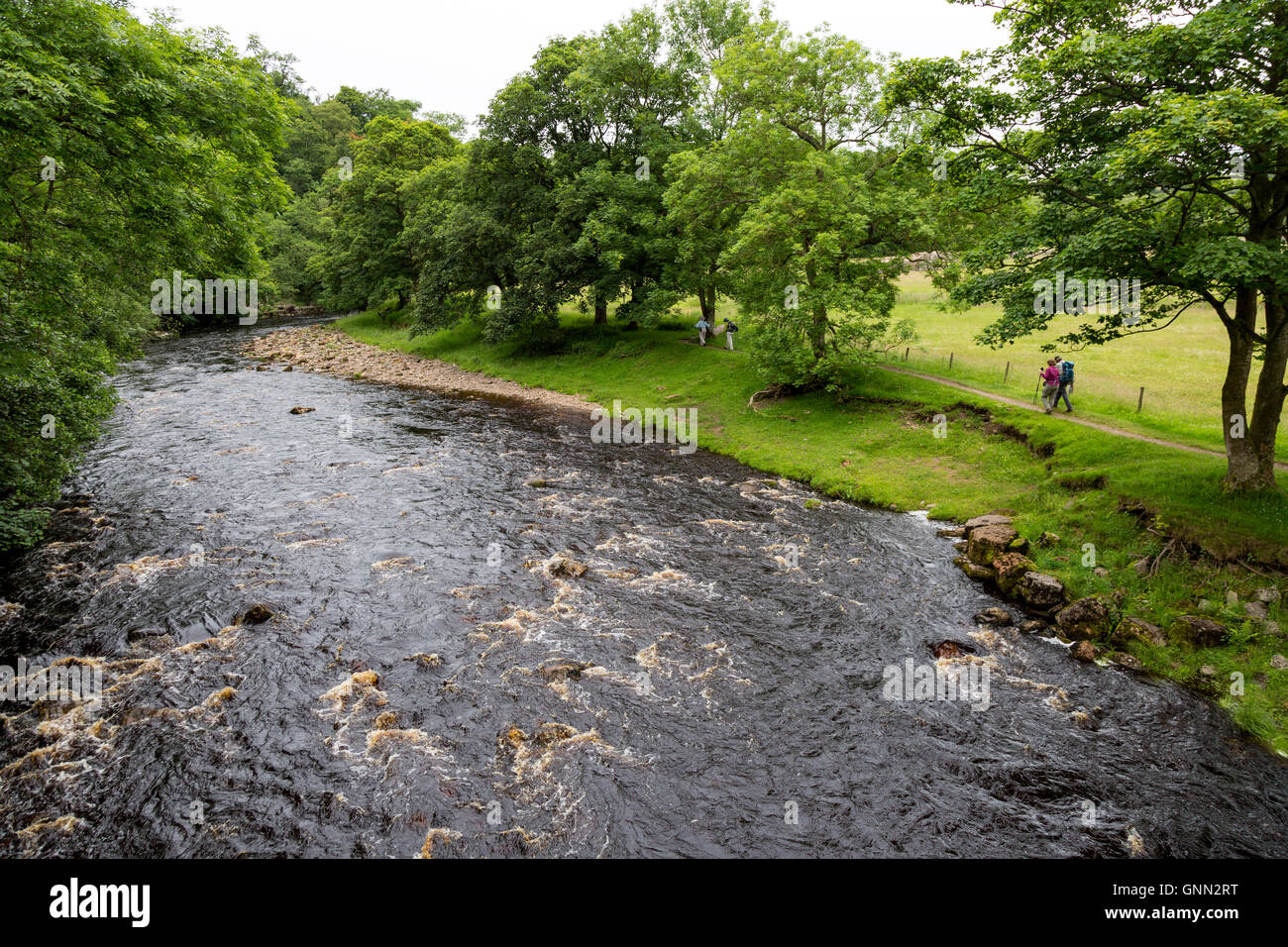 Cumbria, Inghilterra, Regno Unito. Fiume Irthing ed escursionisti sul vallo di Adriano sentiero. Foto Stock