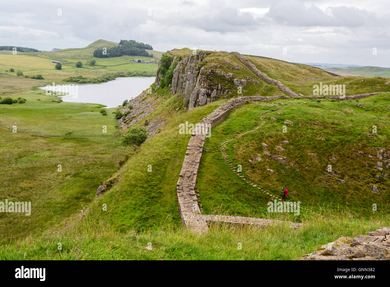 Northumberland, Inghilterra, Regno Unito. Guardando verso Peel dirupi, falesia Lough, il vallo di Adriano (Pennine Way) Sentiero. Foto Stock