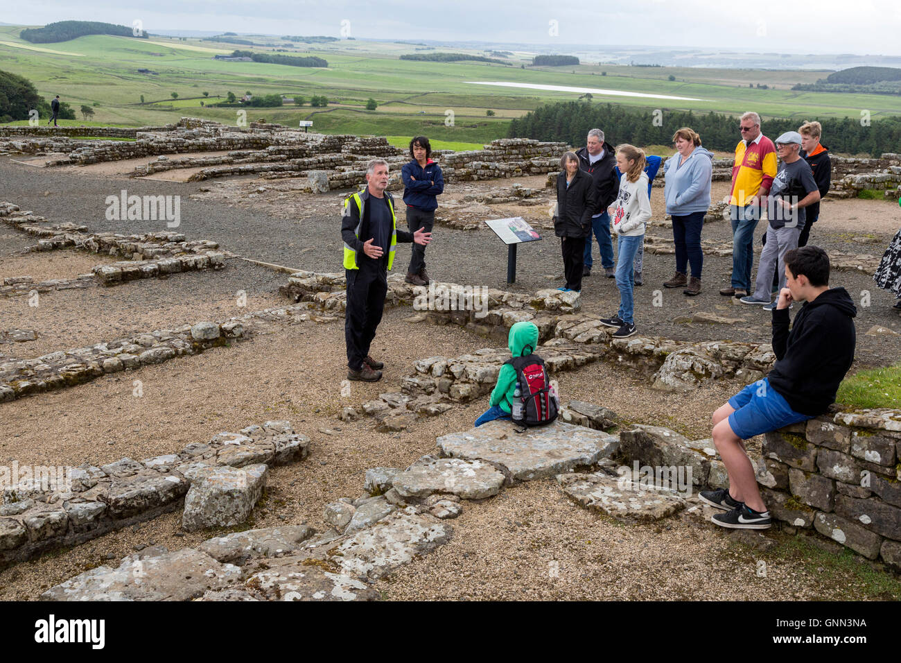 Northumberland, Inghilterra, Regno Unito. Guida per spiegare l'uso della caserma dai soldati romani, Housesteads Roman Fort (Vercovicium). Foto Stock