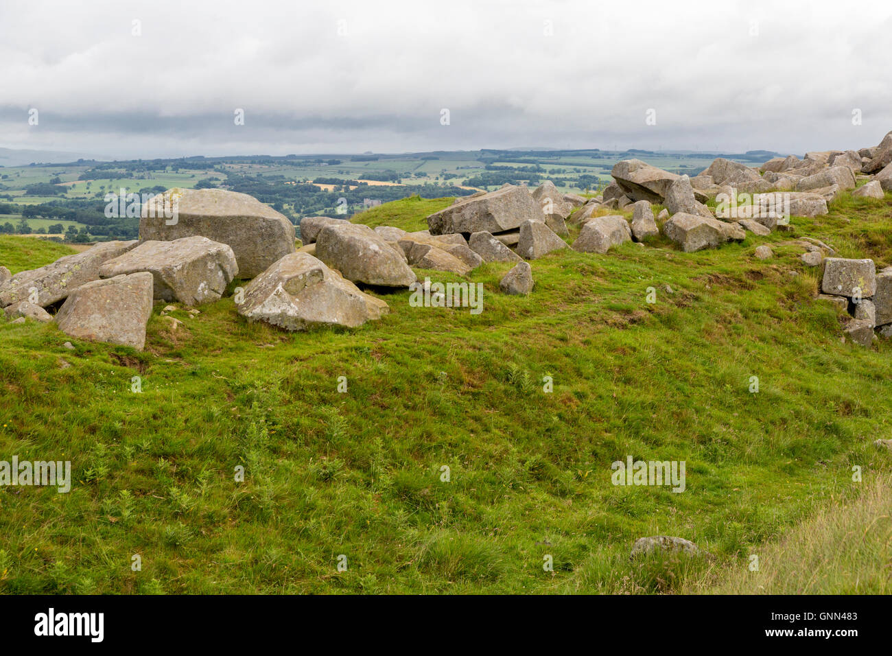 Northumberland, Inghilterra, Regno Unito. I blocchi di pietra calcarea ad angolo, vicino a Milecastle 30, il vallo di Adriano sentiero.. Foto Stock