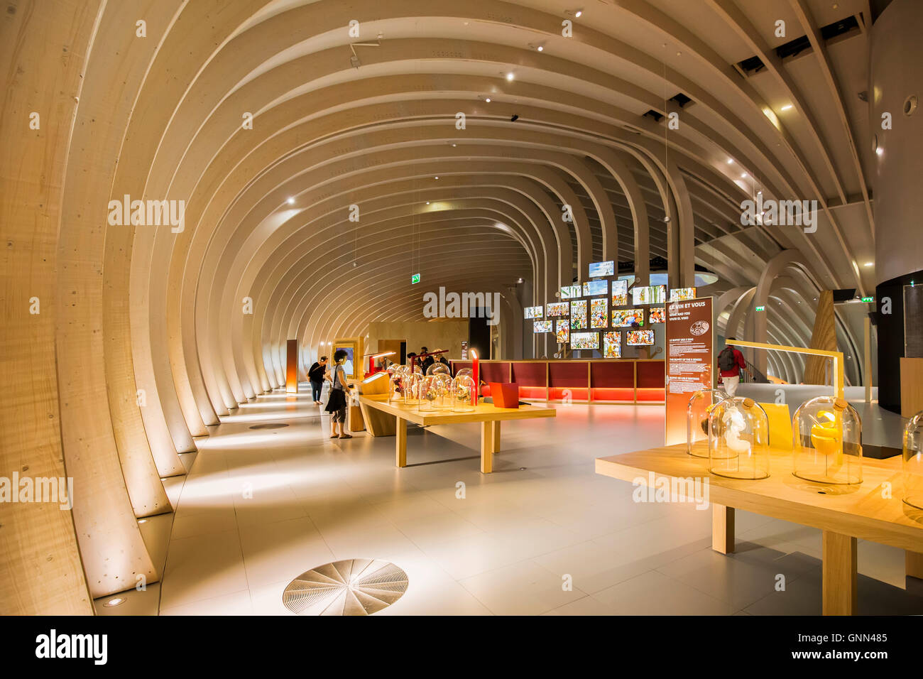 La Cité du Vin, la casa del vino Museo, all'interno. Bordeaux, Gironde. Aquitaine Francia Europa Foto Stock