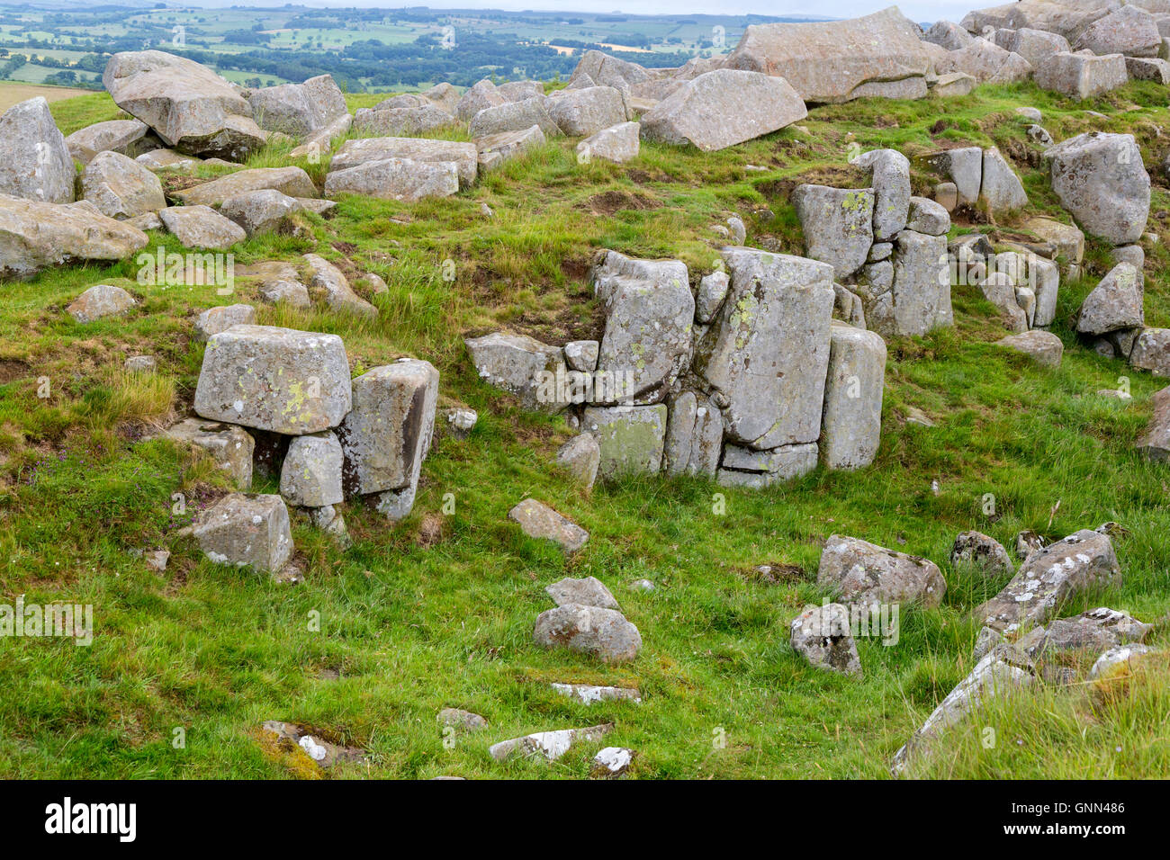 Northumberland, Inghilterra, Regno Unito. I blocchi di pietra calcarea ad angolo, vicino a Milecastle 30, il vallo di Adriano sentiero.. Foto Stock