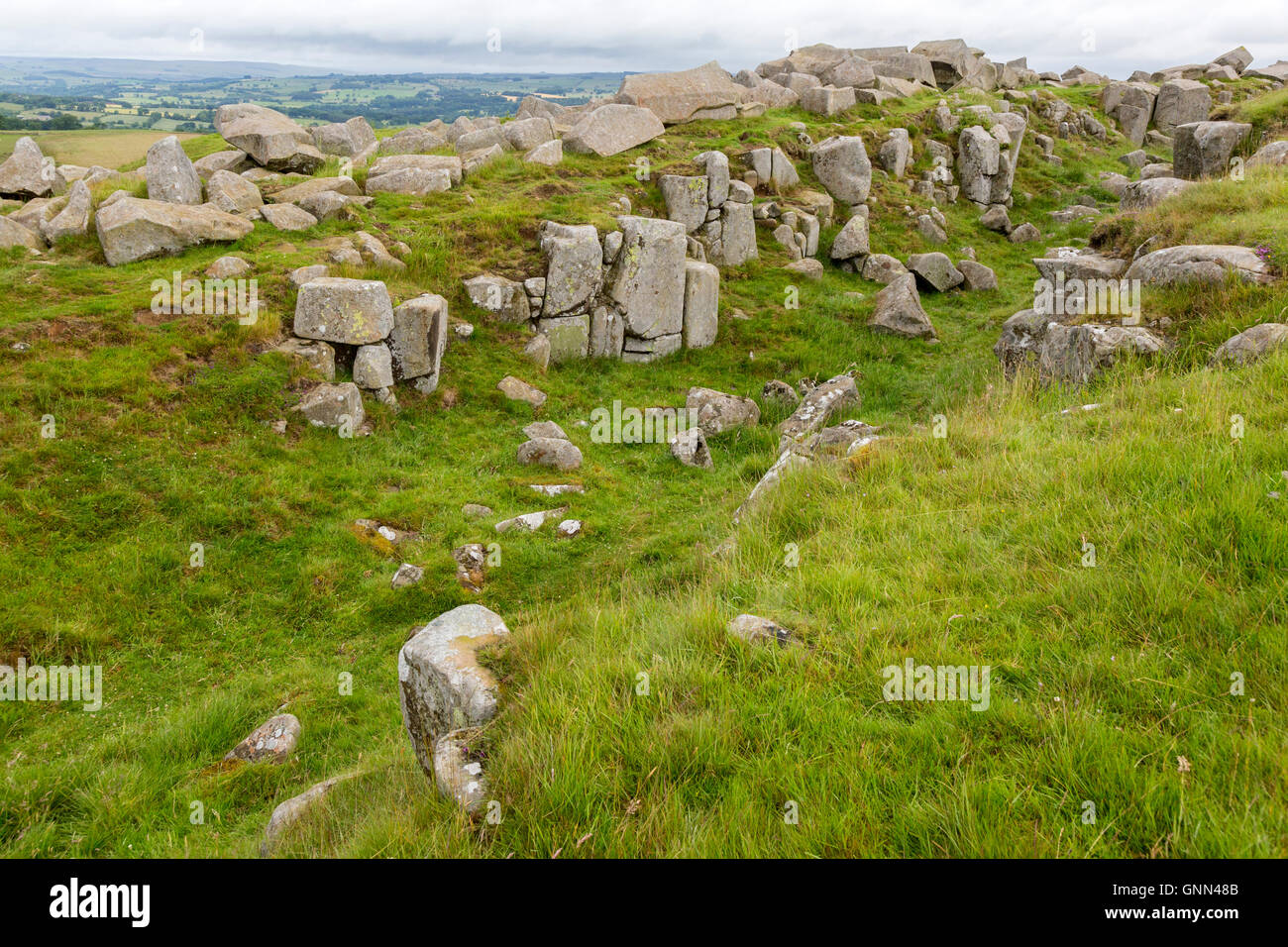 Northumberland, Inghilterra, Regno Unito. I blocchi di pietra calcarea ad angolo, vicino a Milecastle 30, il vallo di Adriano sentiero.. Foto Stock