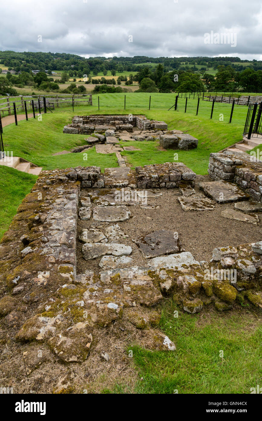 Northumberland, Inghilterra, Regno Unito. Chesters (Cilurnum) Roman Fort. Le fondamenta per il Nord porta d'ingresso. Foto Stock