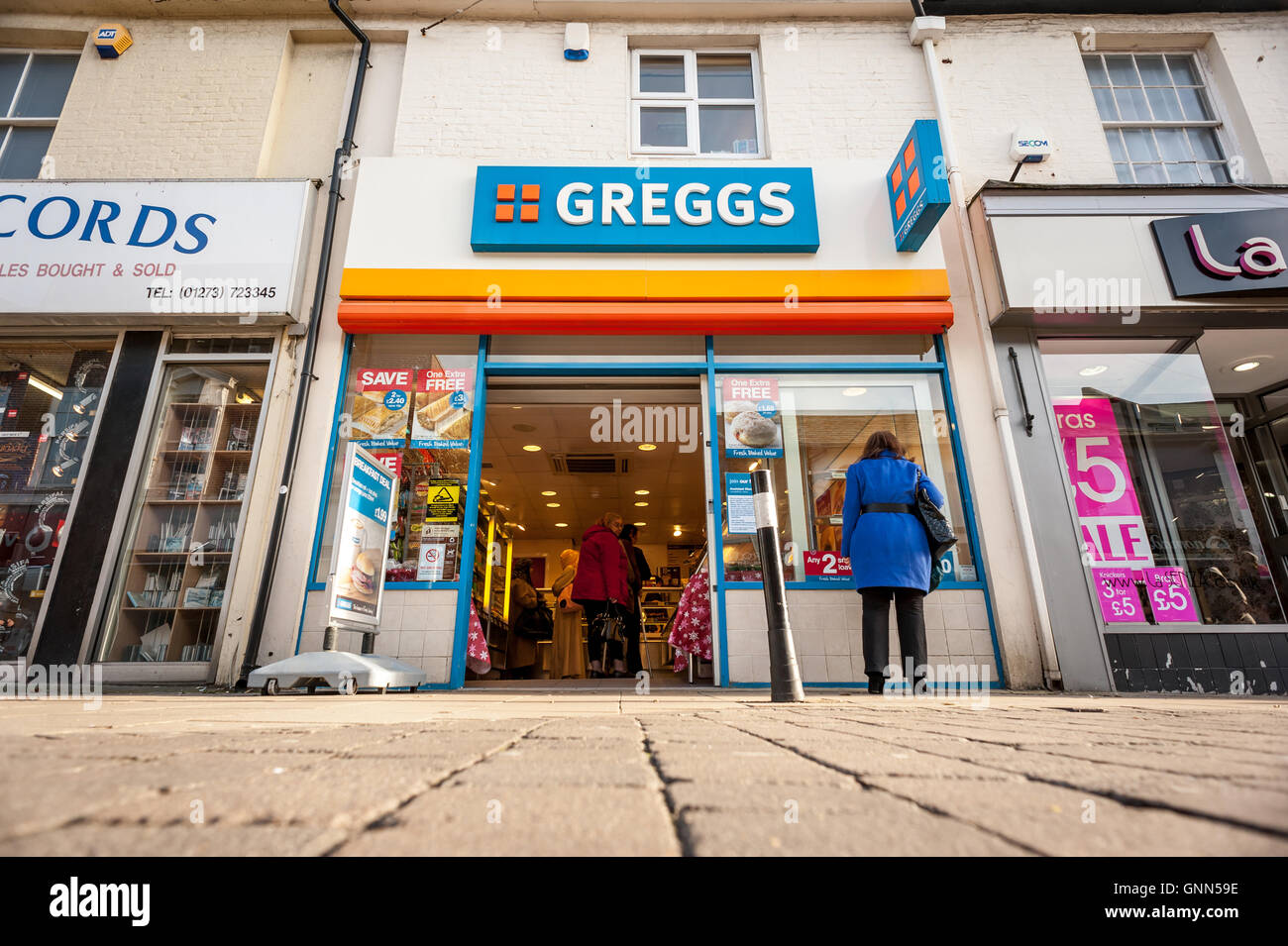 Un ramo di Greggs bakery in George Street Hove Foto Stock
