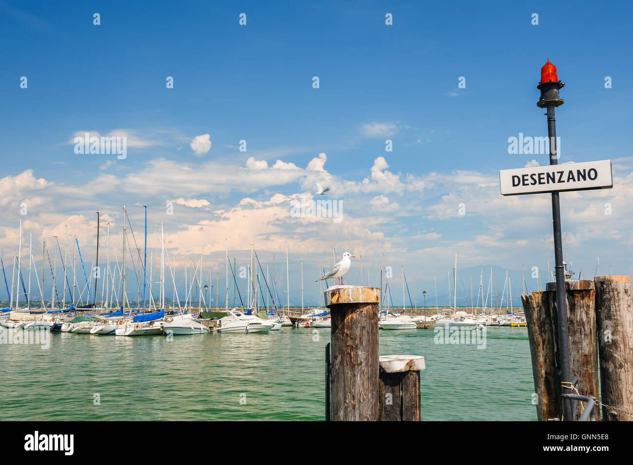Piccole barche nel porto di Desenzano sul lago di Garda, Italia Foto Stock