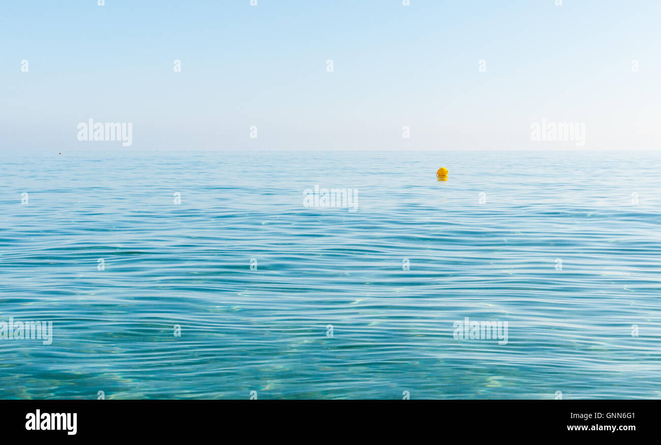 Blu trasparente di acqua di mare con marcatore giallo boa Foto Stock