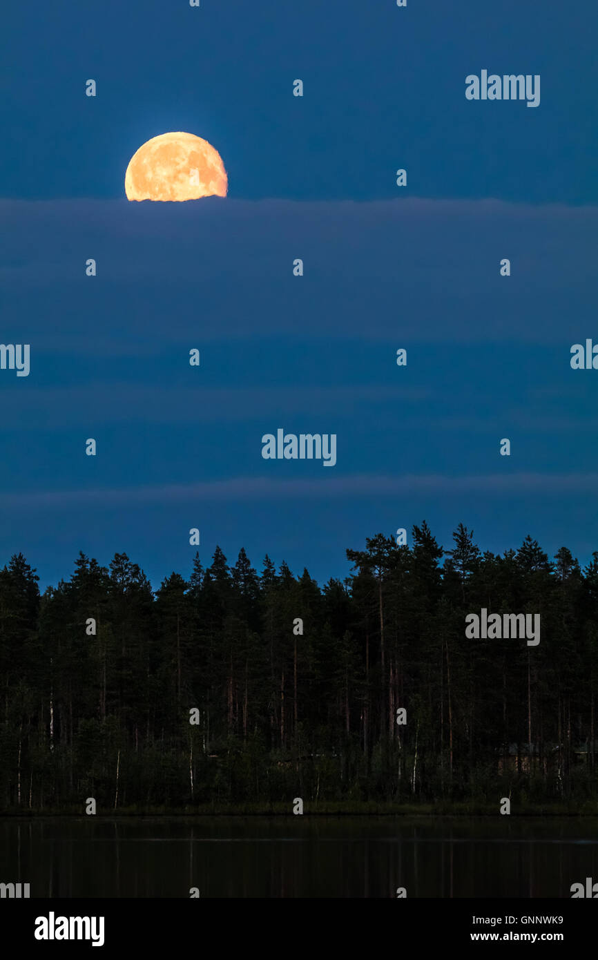 Luna dietro il cloud Foto Stock