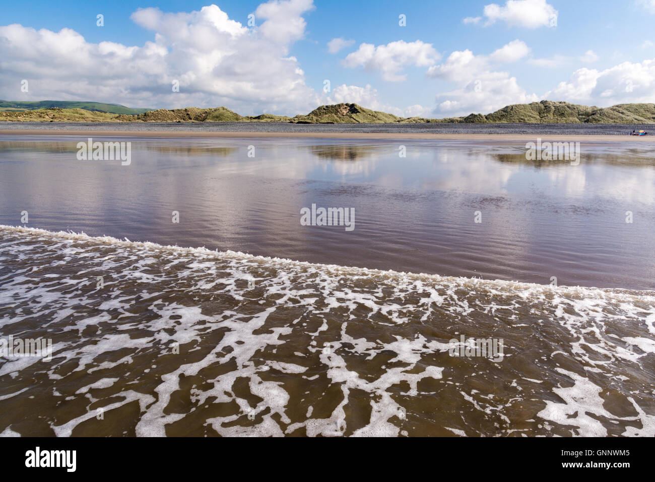 Vista delle dune di sabbia dal mare sulla spiaggia di Ynyslas, vicino a Aberystwyth in Ceredigion, Wales UK Foto Stock