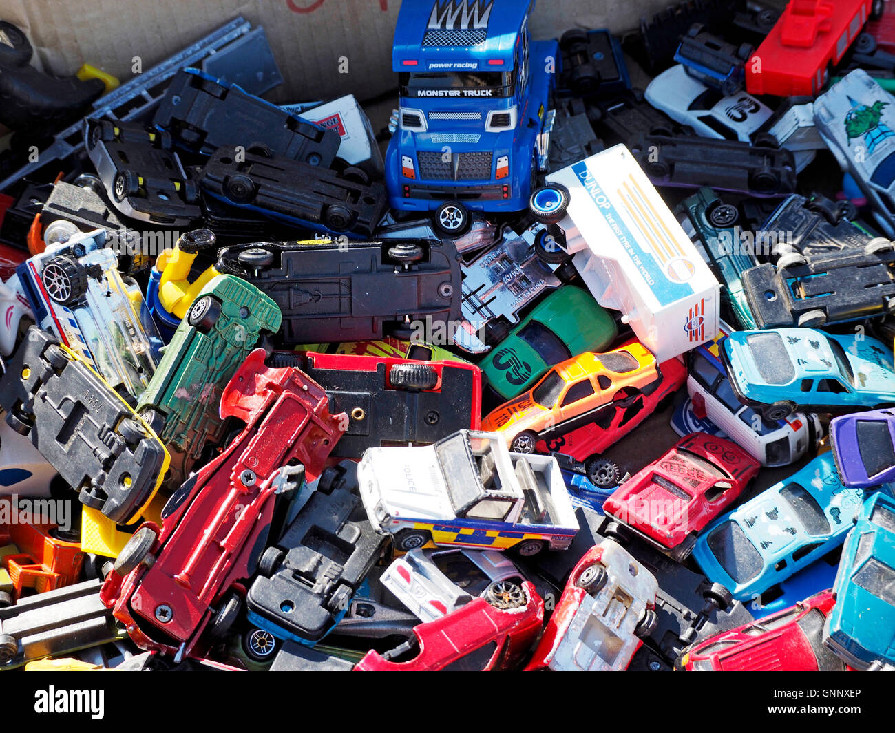 Casella delle colorate vecchio metallo pressofuso di 'Matchbox' modellini di automobili e autocarri su un mercato in stallo. Foto Stock