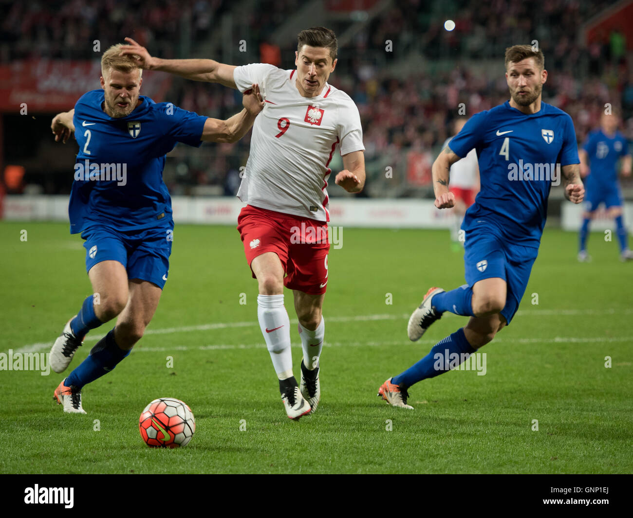 WROCLAW, Polonia - 26 Marzo 2016: Paulus Arajuuri (2) e Robert Lewandowski (9) in azione. Foto Stock