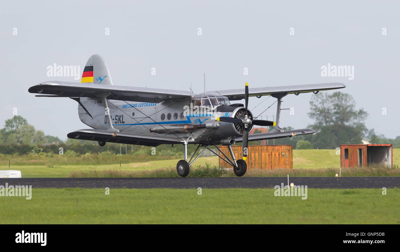 LEEUWARDEN, PAESI BASSI-GIUGNO 10: Un antico tedesco DM-SKL Deutsche Lufthansa effettua in olandese su Airshow Giugno 10, 2016 a L Foto Stock