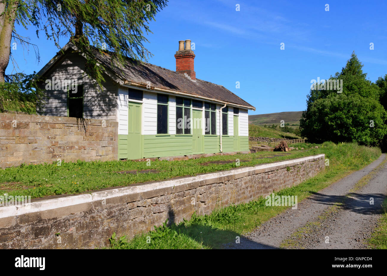 La vecchia sala di attesa e biglietteria sulla ormai defunta Alston diramazione della linea ferroviaria a Slaggyford, Northumberland, Inghilterra Foto Stock