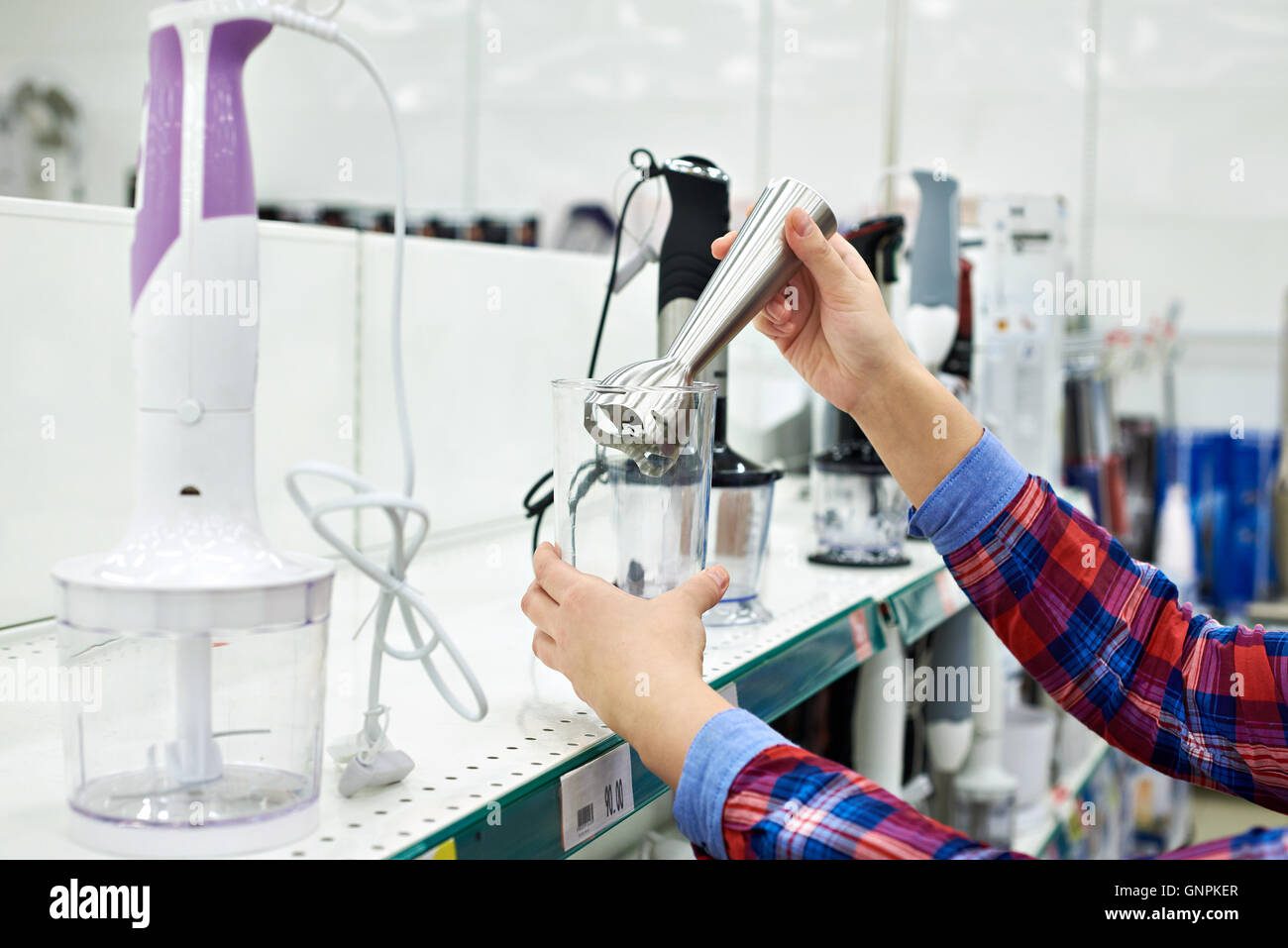 La donna sceglie un frullatore in negozio Foto Stock