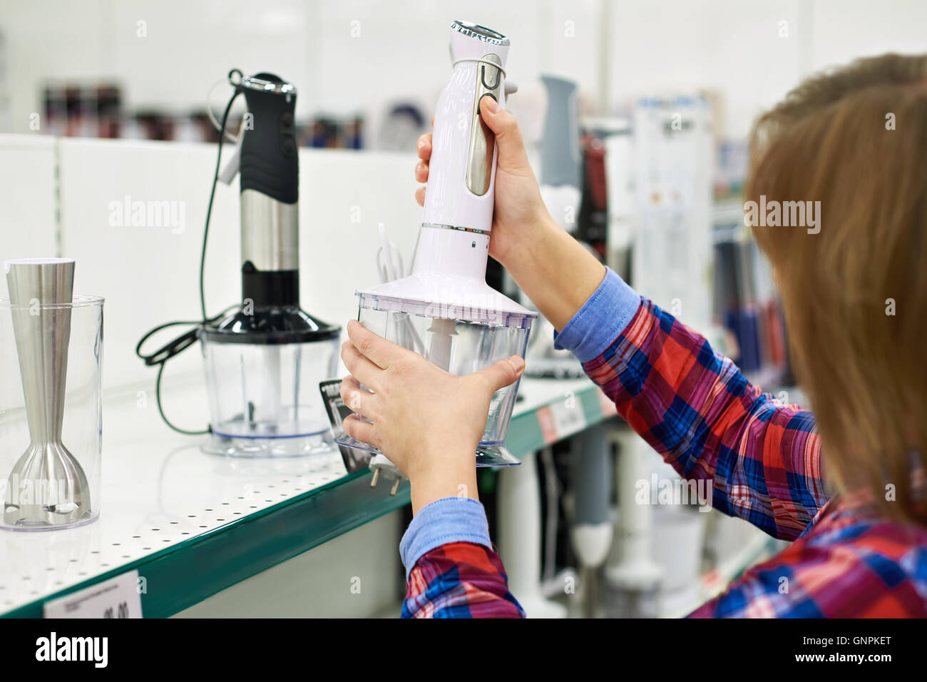 La donna sceglie un frullatore in negozio Foto Stock