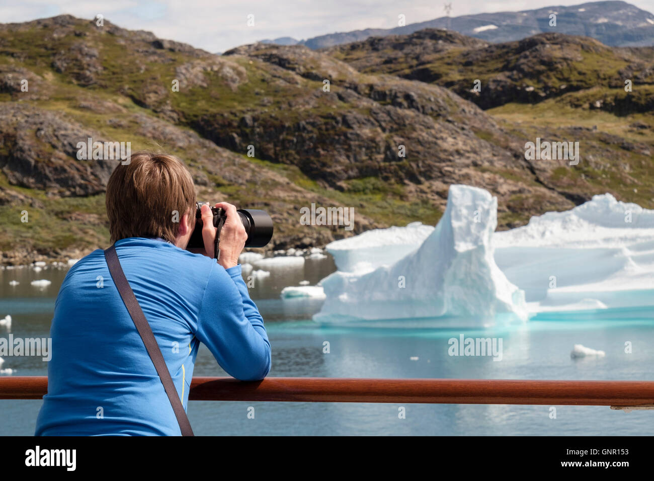 Alamy travel fotografo fotografare passeggeri iceberg dalla nave da crociera deck nel fiordo Tunulliarfik in estate. Narsaq Groenlandia meridionale Foto Stock